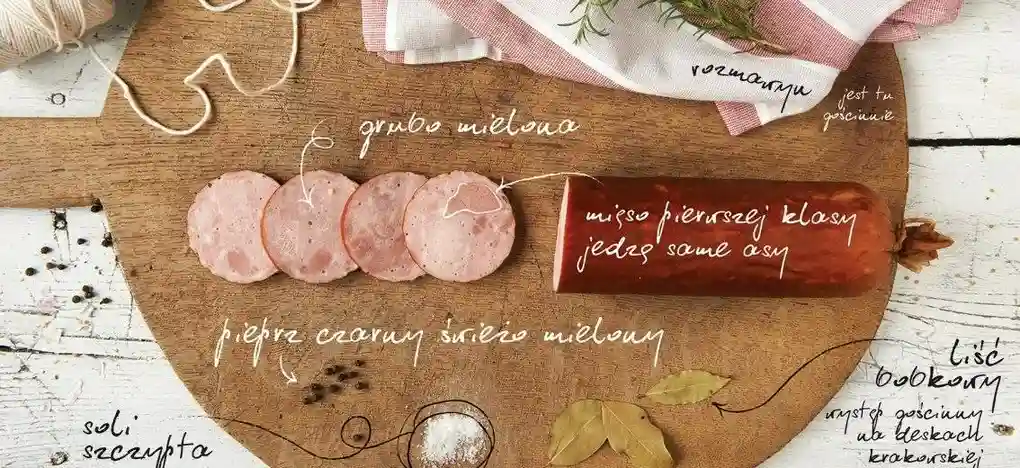 Pokrojona kiełbasa krakowska na desce