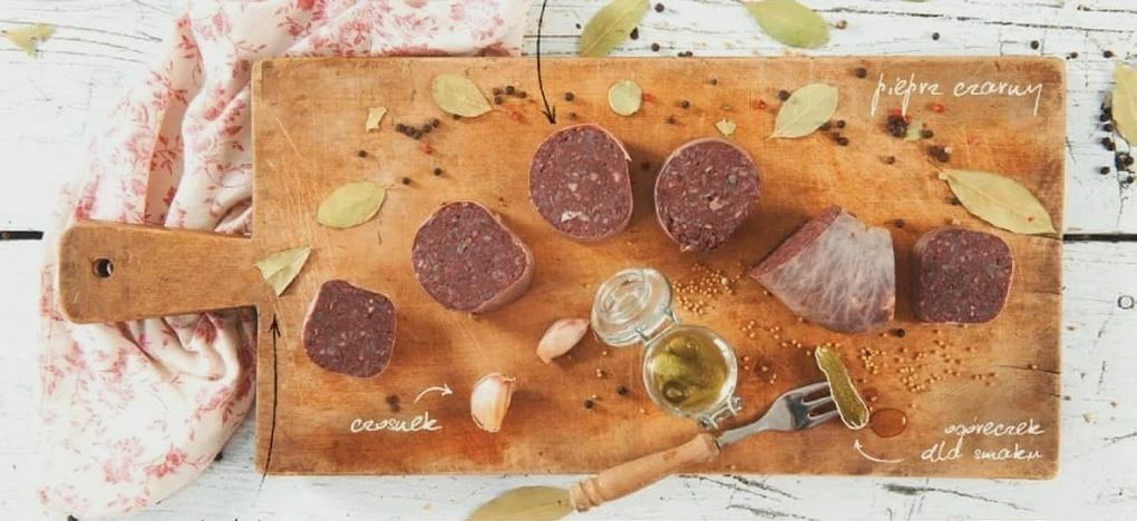 Pokrojona kaszanka na desce